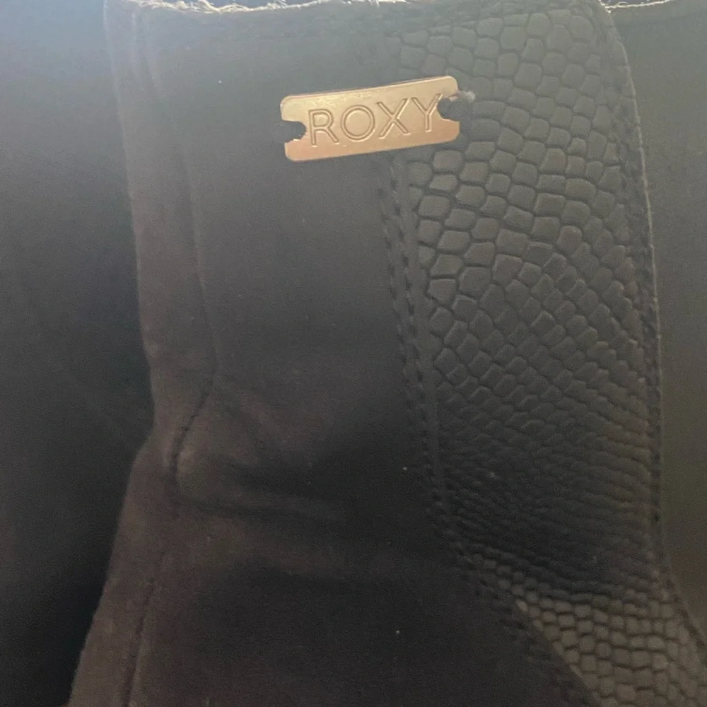 Roxy Black Ankle Boots with Brown Sole‎